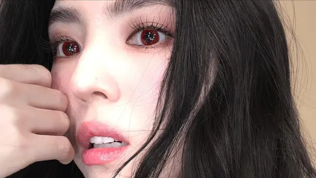 Jadi Vampir Cantik, Pesona Han So Hee dengan Makeup dan Lensa Kontak Merah di Fanmeeting Jakarta