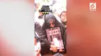Syahrini memegangi foto kakaknya tepat di sisi liang lahad. Meski memakai kacamata hitam, kepedihan tak bisa disembunyikan dari wajah Syahrini.