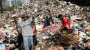 Pemerintah Provinsi DKI Jakarta segera merevitalisasi sistem pengelolaan sampah dengan menambah armada truk pengangkut sampah sebanyak 700-900 unit, Minggu (21/6/14). (Liputan6.com/Faizal Fanani)