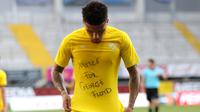 Winger Borussia Dortmund, Jadon Sancho, memperlihatkan kaus bertuliskan 'Justice for George Floyd' ketika membobol gawang SC Paderborn, pada laga pekan ke-29 Bundesliga, Minggu (31/5/2020). (AFP/Lars Baron/POOL)