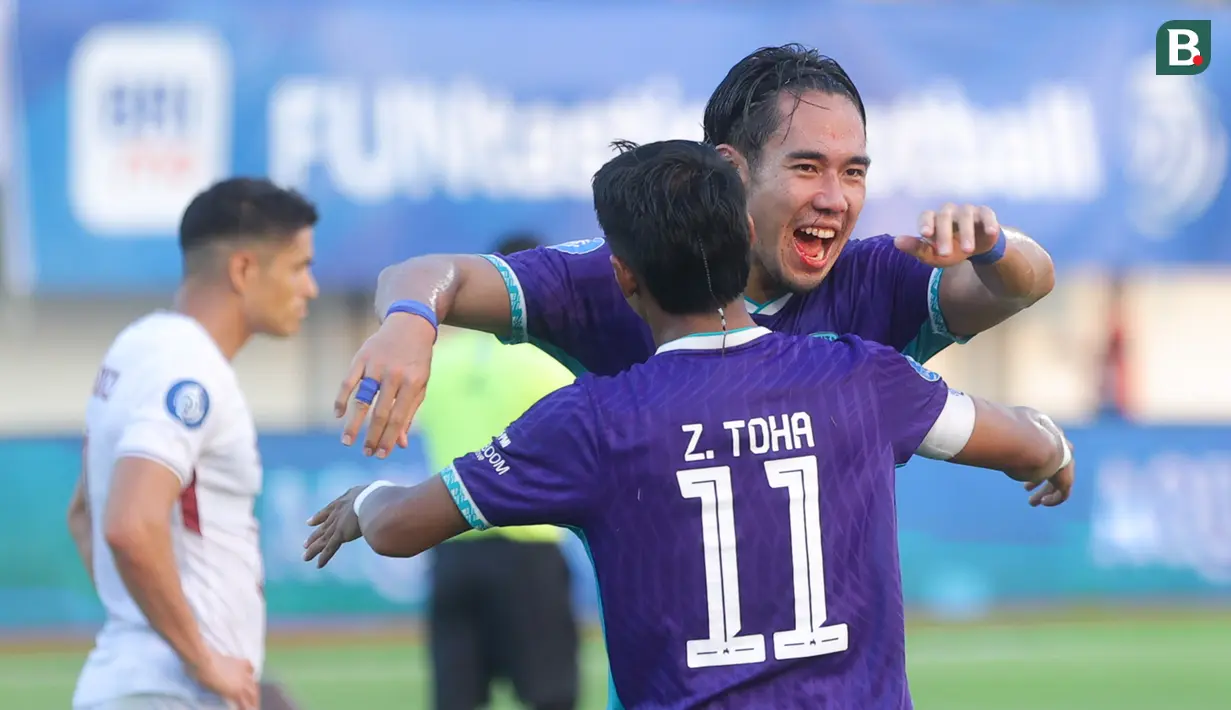 Pemain Persita Tangerang, Ryuji Utomo bersama Muhammad Toha merayakan kemenangan atas Persik Kediri dalam lanjutan BRI Liga 1 di Indomilk Arena, Tangerang, Jumat (7/2/2025). (Bola.com/M Iqbal Ichsan)