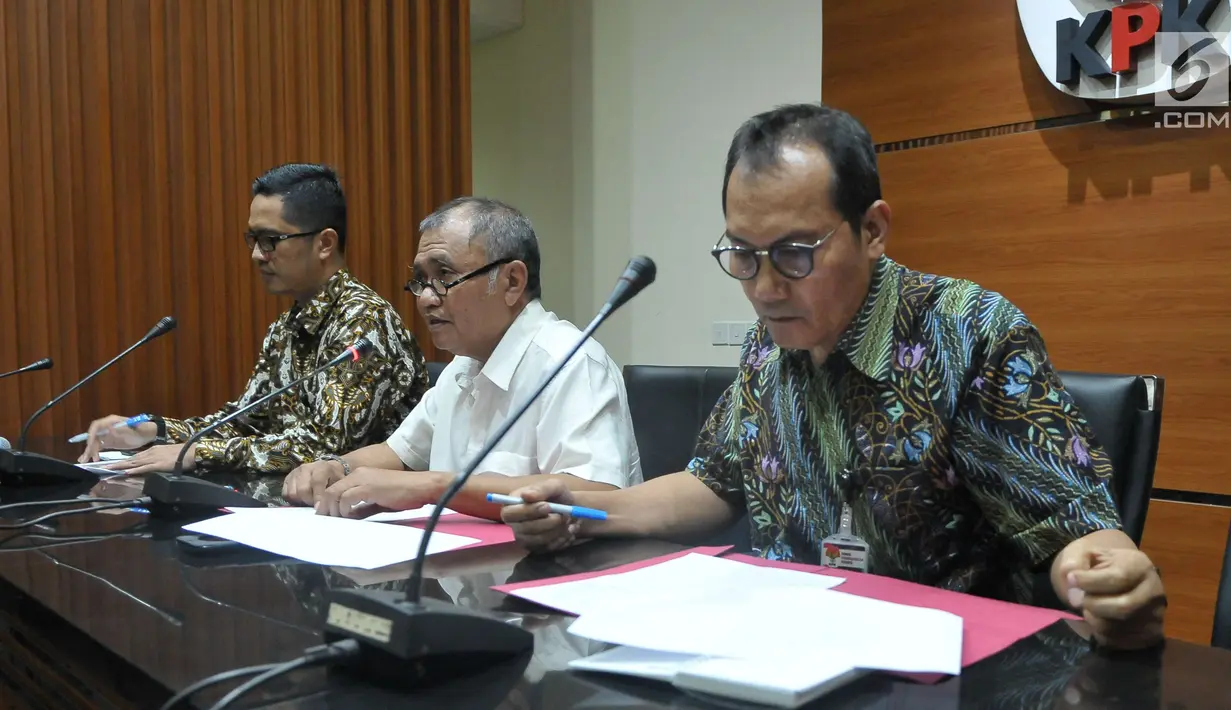 KPK memberikan keterangan pers terkait penetapan Ketua DPR RI Setya Novanto sebagai tersangka di Gedung KPK Jakarta, Senin (17/7). Setnov diduga menyalahgunakan kewenangan dan jabatan. (Liputan6.com/Helmi Afandi)