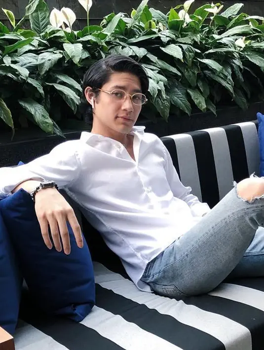 Ternyata kemeja polos enggak cuma cocok untuk pergi ke acara formal aja. Pemeran 7 Hari Menembus Waktu ini sering memadukannya dengan ripped jeans dan cocok banget untuk hangout bareng teman-teman. Untuk menunjang penampilannya Rassya juga sering memakai kacamata.(Liputan6.com/IG/@teukurassya)
