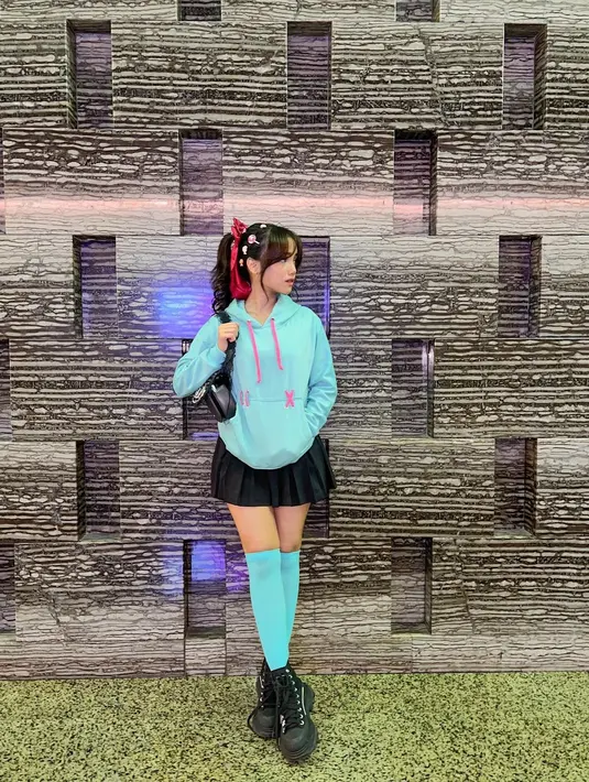 Dipadukan dengan kaus kaki panjang biru muda dan sneakers high top hitam. Vibes-nya justru mirip anime Jepang [@fuji_an]