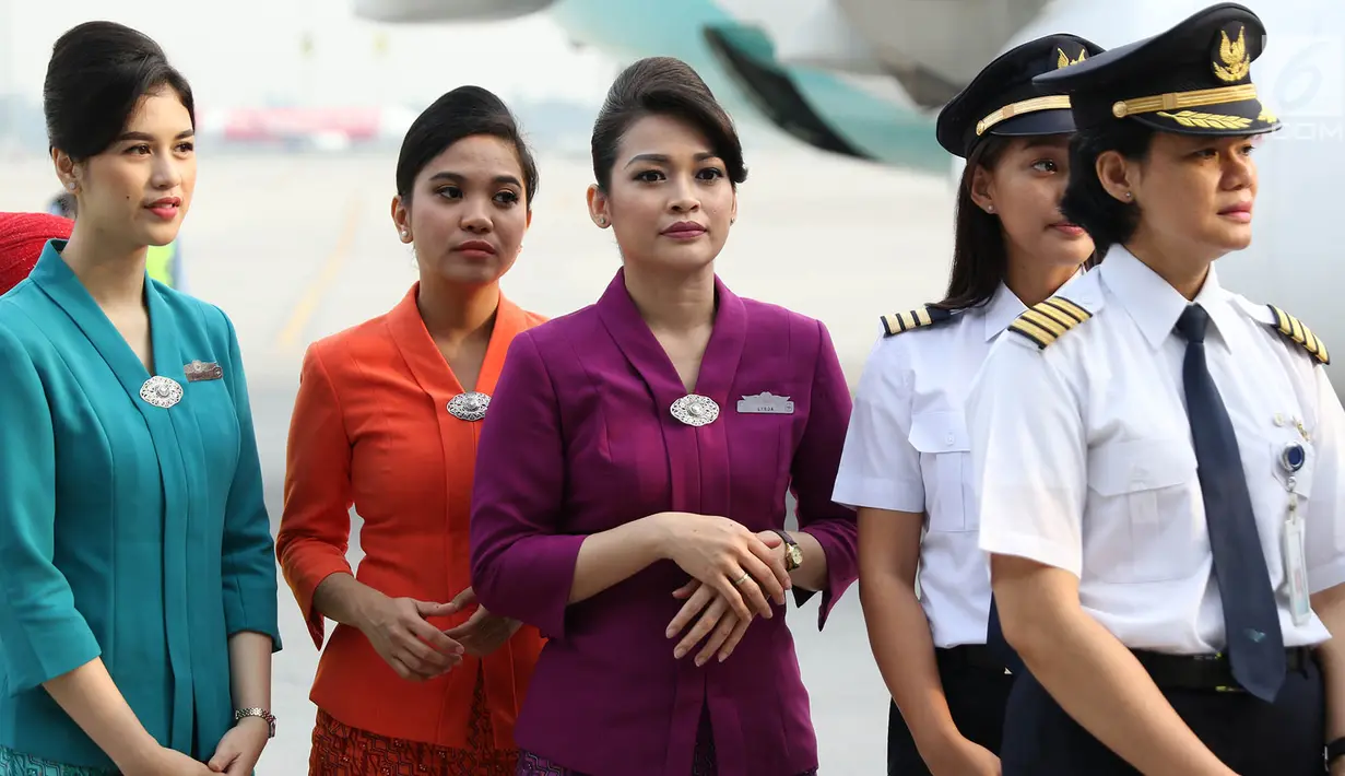 Sejumlah kru sebelum mengikuti Kartini Flight GA 204 rute Jakarta - Yogyakarta di Bandara Soetta, Tangerang, Banten, Sabtu (21/4). Maskapai nasional Garuda Indonesia mengadakan Kartini Flight untuk memeriahkan Hari Kartini. (Liputan6.com/ImmanuelAntonius)