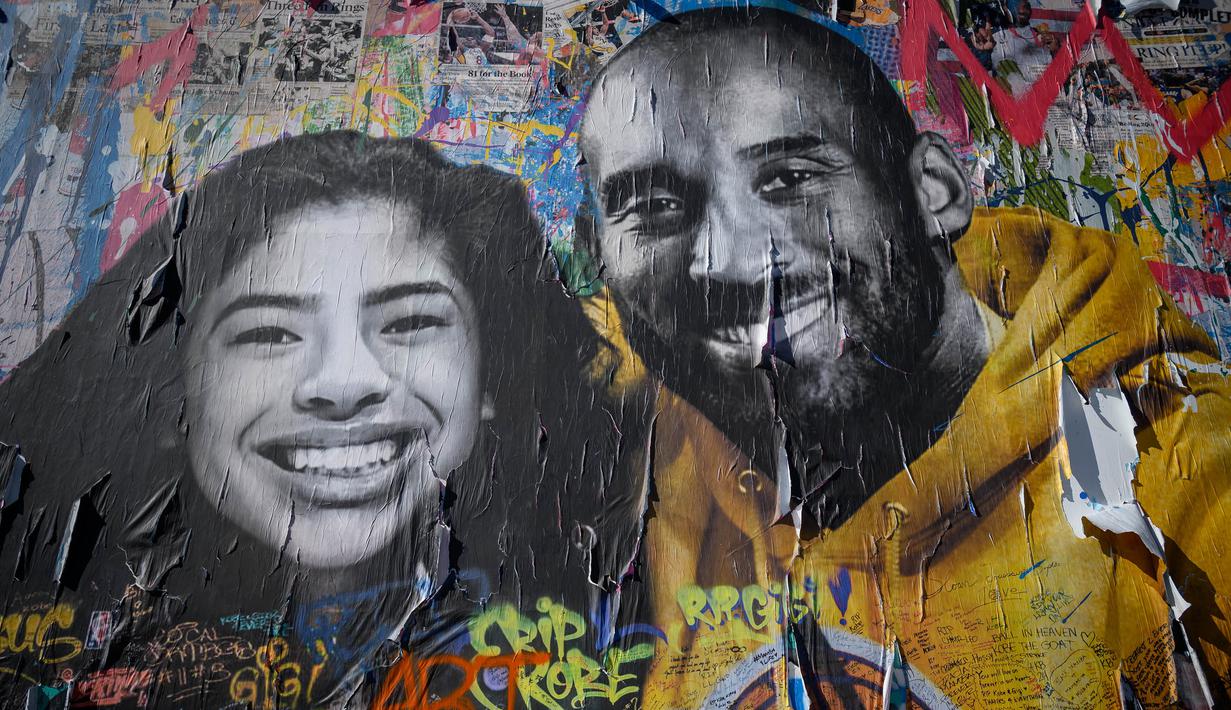 Lukisan mural bintang LA Lakers, Kobe Bryant bersama putrinya, Gianna karya seniman Mr. Brainwash terpampang di jalanan Los Angeles, California, Selasa (26/1/2021). Lukisan dibuat untuk mengenang 1 tahun tragedi kecelakaan helikopter yang menewaskan keduanya. (Getty Images via AFP/Emma McIntyre)