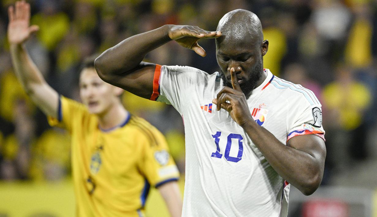Selebrasi striker Belgia, Romelu Lukaku setelah menjebol gawang Swedia pada laga kualifikasi Euro 2024 Grup F di Friends Arena, Stockholm (24/3/2023). Romelu Lukaku yang tumpul bersama Chelsea dan akhirnya dipinjamkan ke Inter Milan, total mencetak tiga gol bagi Swiss dalam satu laga kualifikasi Euro 2024. Tiga gol tersebut dilesakkan ke gawang Swedia dan membawa Belgia menang 3-0. (TT News via AP Photo/Anders Wiklund)