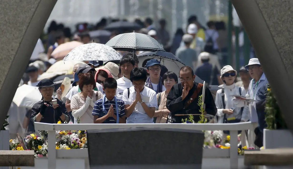 Sejumlah Warga berdoa pada saat peringatan 70 tahun meledaknya bom atom di Hiroshima, Jepang, (6/8/2015). 140.000 penduduk Jepang tewas akibat Bom Atom. (REUTERS/Toru Hanai)