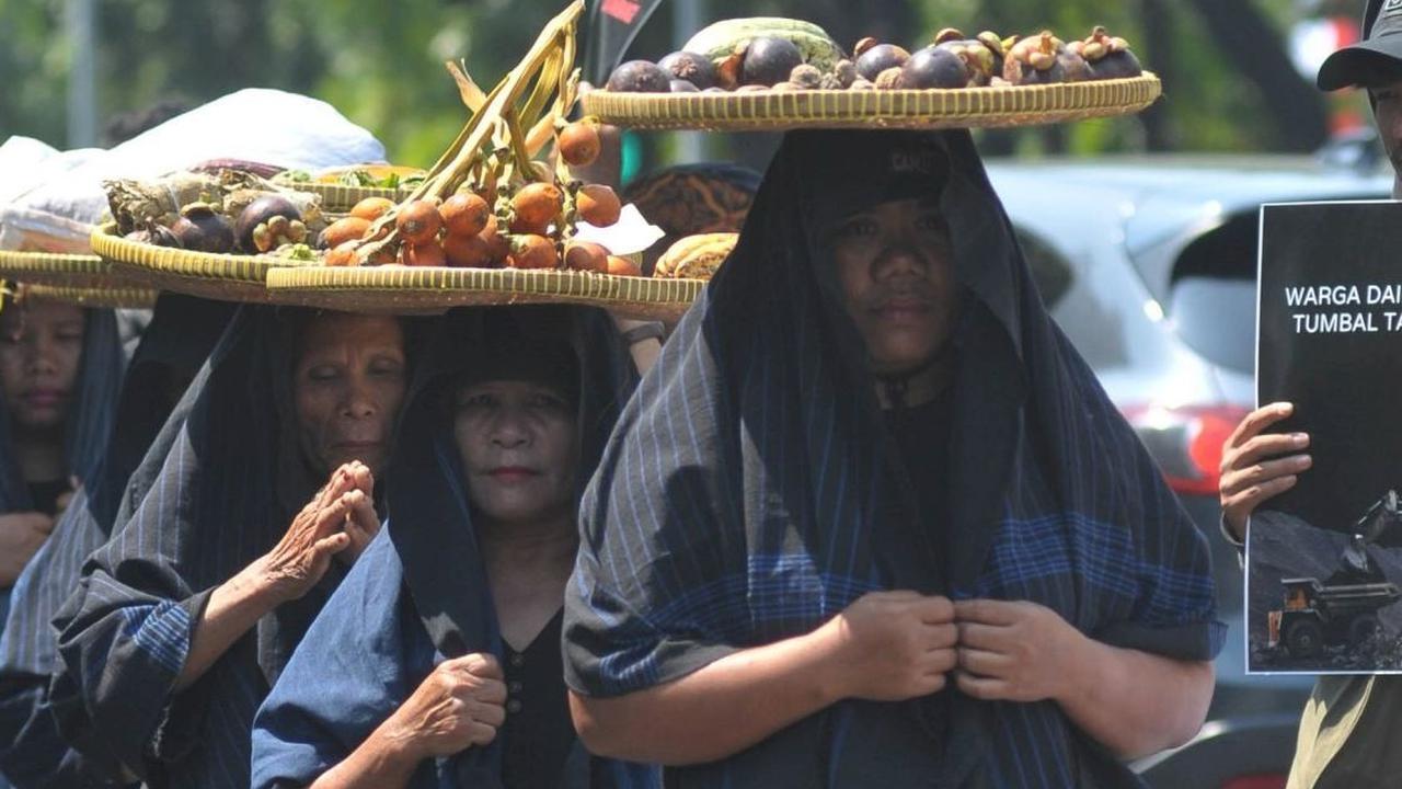 Dalam aksi tersebut, mereka menjemur biji kopi sebagai simbol protes terhadap ancaman perusahaan tambang yang mengancam ruang pertanian mereka. Foto: merdeka.com / Imam Buhori