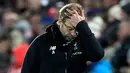 Pelatih Liverpool Jurgen Klopp memegang kepalanya usai pertandingan melawan West Bromwich Albion pada putaran keempat Piala FA di stadion Anfield, Inggris (27/1). Liverpool takluk dari West Bromwich Albion 3-2. (Peter Byrne / PA via AP)