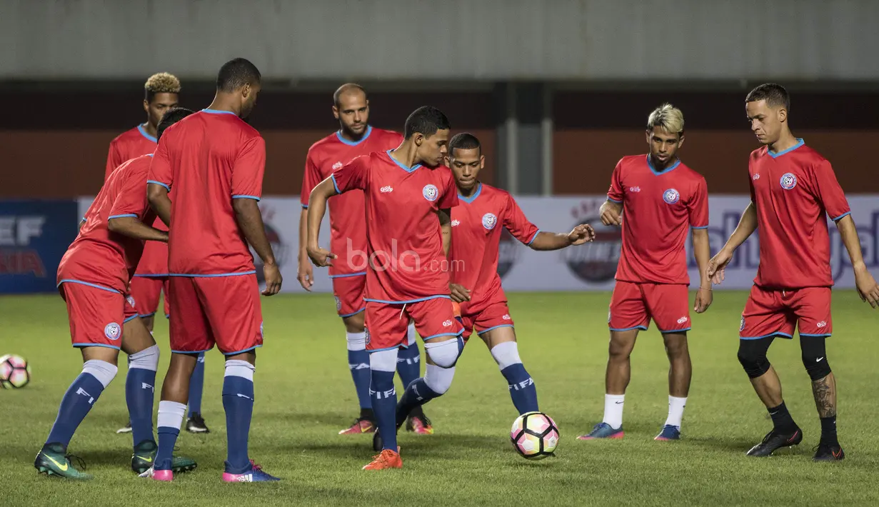 Para pemain Puerto Rico berlatih di Stadion Maguwoharjo, Sleman, Senin (12/6/2017). Latihan ini persiapan terakhir jelang menghadapi Timnas Indonesia. (Bola.com/Vitalis Yogi Trisna)