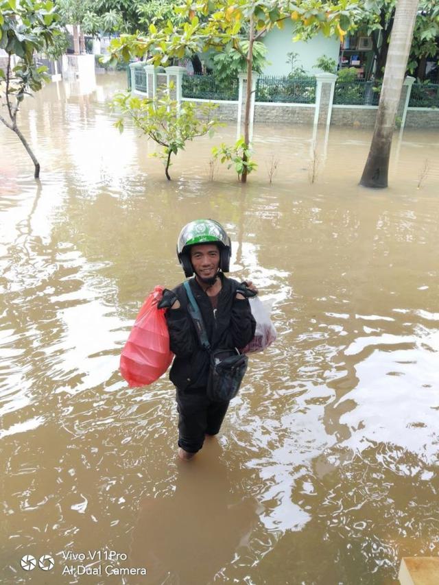 Terobos Banjir, 6 Momen Driver Ojek Online Melayani Pelanggan