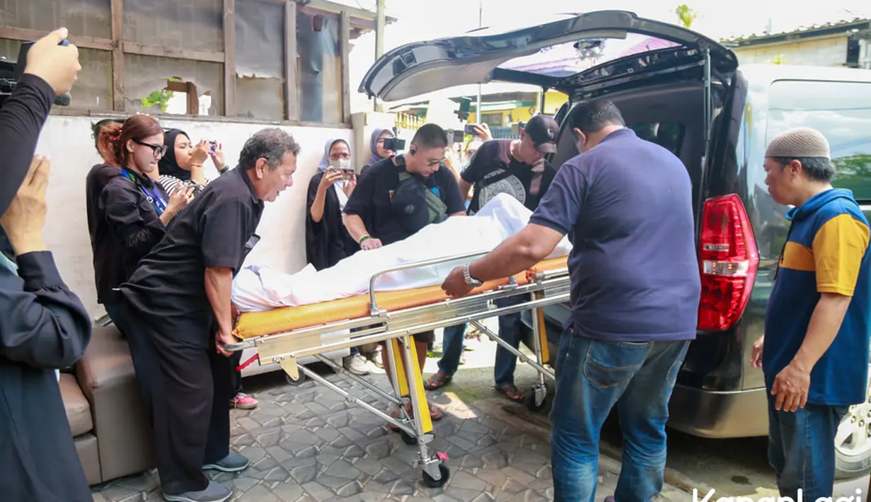 Iring-iringan ambulan tiba di rumah keluarga Jeje Govinda siang sekitar pukul 12.32 WIB. Sedangkan Jeje saat sang ibunda menghembuskan napas terakhirnya sedang berada di Inggris. [KapanLagi.com®/Muhammad Akrom Sukarya]