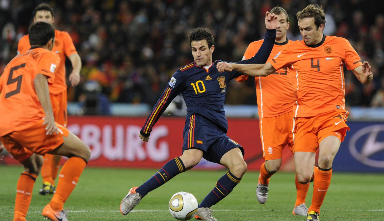 <p>Cesc Fabregas. Eks gelandang tengah Spanyol yang kini masih bermain bersama Como ini tercatat pernah berseragam Arsenal selama 8 musim mulai 2003/2004 hingga 2010/2011. Pada Piala Dunia 2010 di Afrika Selatan, ia menjadi bagian dalam skuad Tim Matador meraih gelar juara usai mengalahkan Belanda 1-0 lewat perpanjangan waktu di partai final. Ia berjasa menyumbang assist untuk gol kemenangan yang dicetak Andres Iniesta dalam laga final tersebut. (AFP/Javier Soriano)</p>