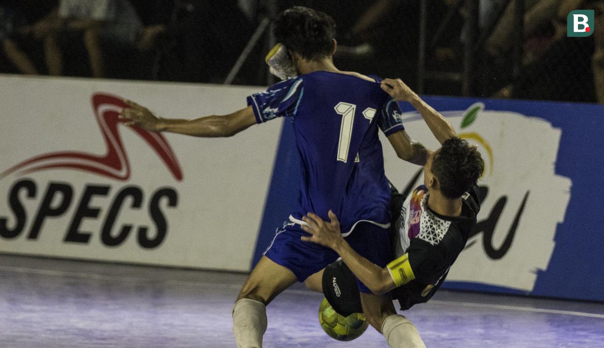 Kaki pemain Kerambah FC mengenai kepala dari pemain Al-Falah pada laga Grand Final Futsal Battle di Mall Taman Anggrek, Jakarta, Minggu (14/10). Kerambah FC juara melalui adu penalti. (Bola.com/Vitalis Yogi Trisna)