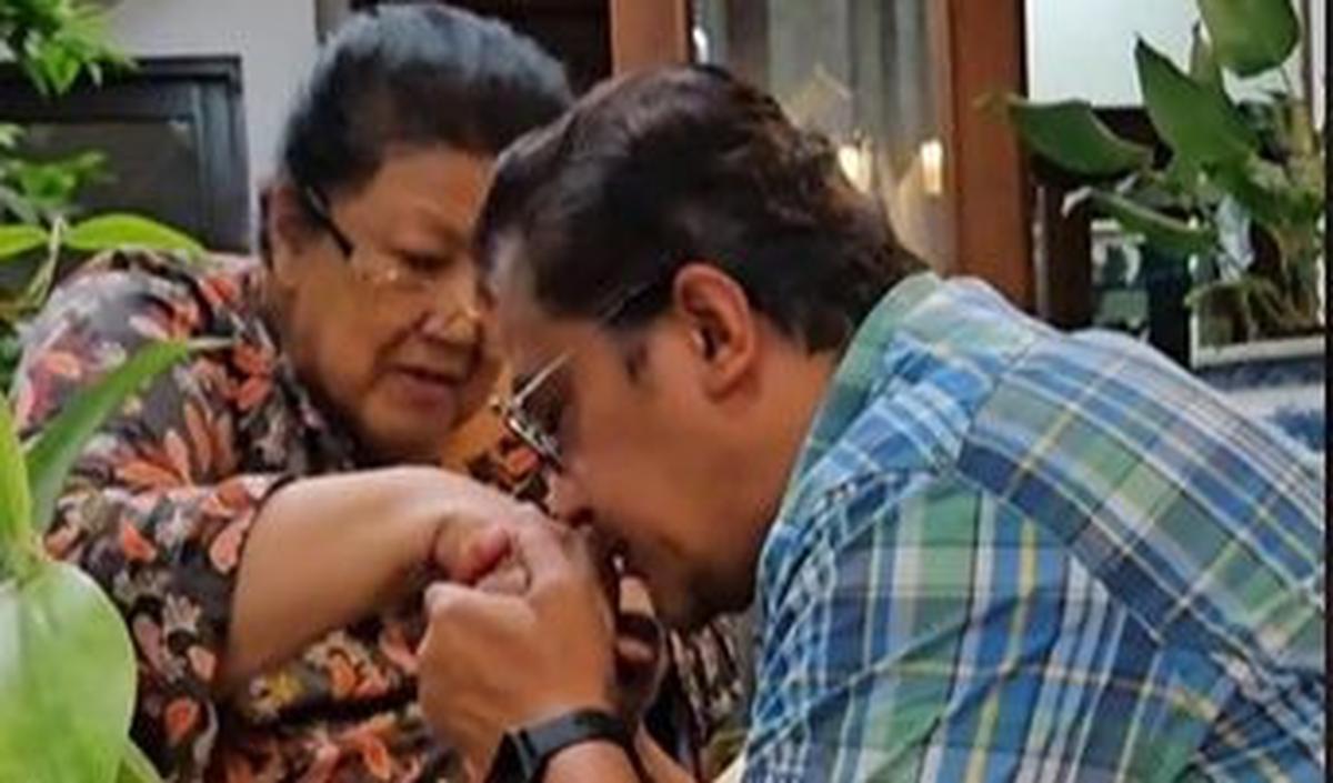 Dalam video, Dede pun terlihat menyampaikan ucapan terima kasih setelah sang ibunda memberinya doa dan nasihat.