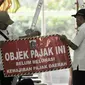 Tim gabungan dari Badan Pelayanan Pajak, Kecamatan Cempaka Putih, dan Satpol PP menyiapkan stiker tunggak pajak di salah satu kios Green Pramuka Square Mall, Jakarta, Rabu (7/11). (Merdeka.com/Iqbal S. Nugroho)