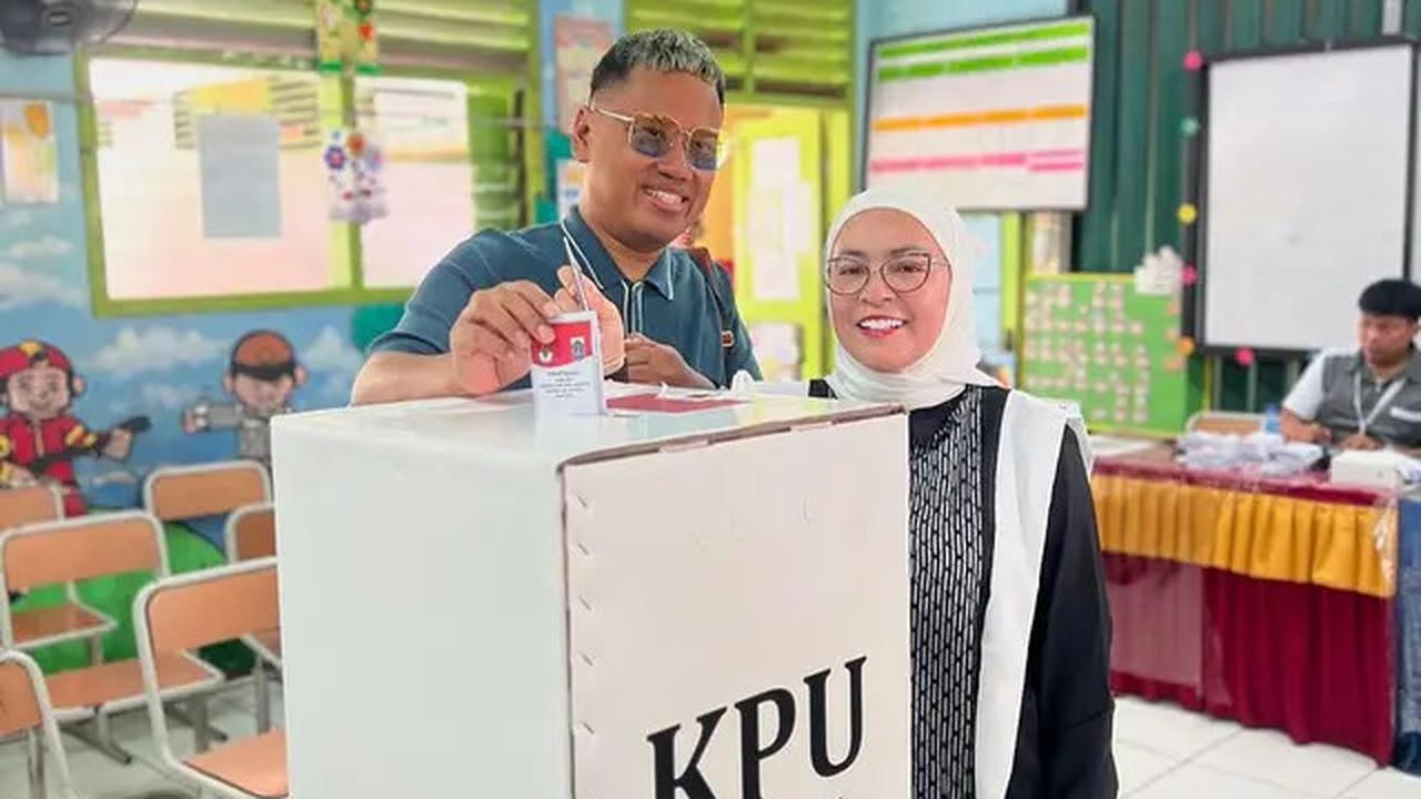 12 Potret Artis Nyoblos Pilkada 2024, Raffi Ahmad hingga Rano Karno Pamer Tinta Ungu