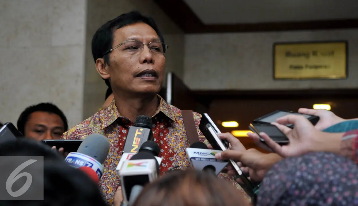 Mantan Dirtipideksus Mabes Polri Brigjen (Purn) Victor Simanjuntak memberikan keterangan pers usai rapat dengan Pansus Pelindo II di Jakarta, Rabu (21/10). Rapat itu membahas penanganan kasus dugaan korupsi Pelindo II. (Liputan6.com/Johan Tallo)