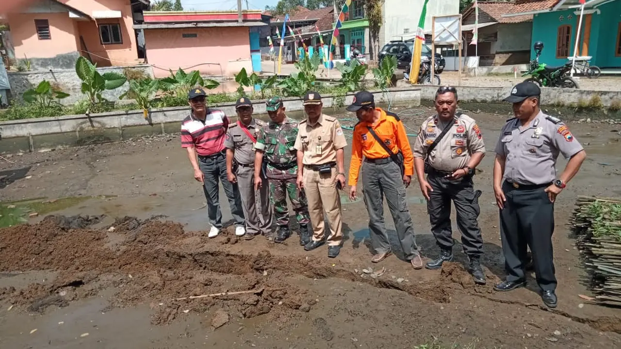Retakan tanah sepanjang 50 meter menyedot kolam ikan seisinya di Majingklak Kecamatan Wanareja, Cilacap, Jawa Tengah, Minggu, 18 Agustus 2019. (Foto: Liputan6.com/BPBD CLP/Muhamad Ridlo)