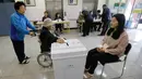 Seorang wanita memasukkan surat suara di sebuah TPS di Seoul, Korea Selatan (Korsel), Selasa (9/5). Warga Korsel menggunakan hak suaranya untuk memilih presiden baru setelah pemakzulan Park Geun-hye yang dijerat skandal korupsi. (AP Photo/Ahn Young-joon)