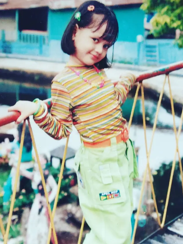 6 Potret Masa Kecil Cut Meyriska Ini Menggemaskan