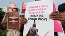 Sejumlah mahasiswa menyampaikan aspirasi melalui poster dan spanduk saat menggelar aksi unjuk rasa di kawasan Tugu Tani, Menteng, Jakarta Pusat, Selasa (20/10/2026). Selain isu lingkungan, massa juga menyoroti ketimpangan sosial dan komersialisasi pendidikan. (KLY/Budy Santoso)