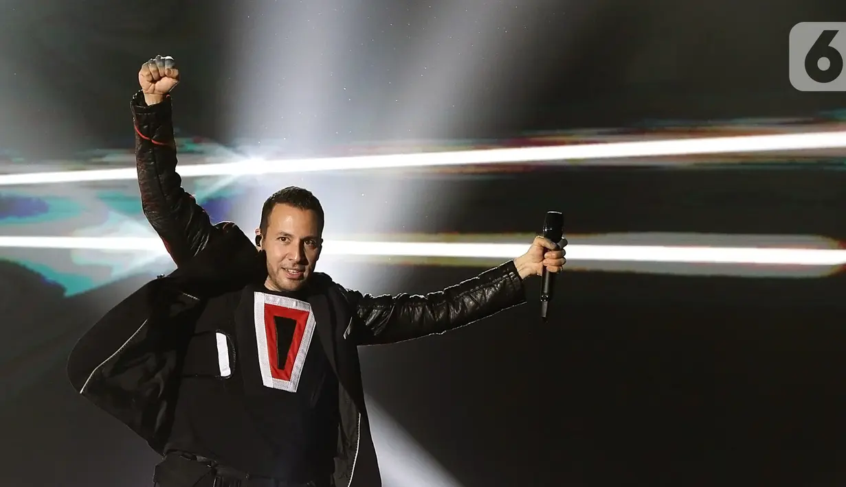 Personel boyband Backstreet Boys Howie Dorough, tampil menghibur penggemarnya saat konser di JIExpo Kemyoran, Jakarta, Sabtu (26/10/2019). Backstreet Boys membawakan lagu andalannya seperti Everybody, As Long As You Love Me, Show Me the Meaning of Being Lonely. (Fimela.com/Bambang Ekoros Purnama)