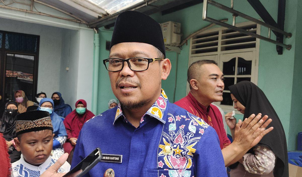 Imam menambahkan ada peribahasa ringan sama dijinjing berat sama dipikul.<br>