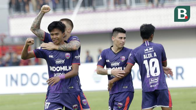 Penyerang Persita Tangerang, Edo Febriansyah melakukan selebrasi usai membobol gawang PSM Makassar. (Bola.com/Mohammad Iqbal Ichsan)