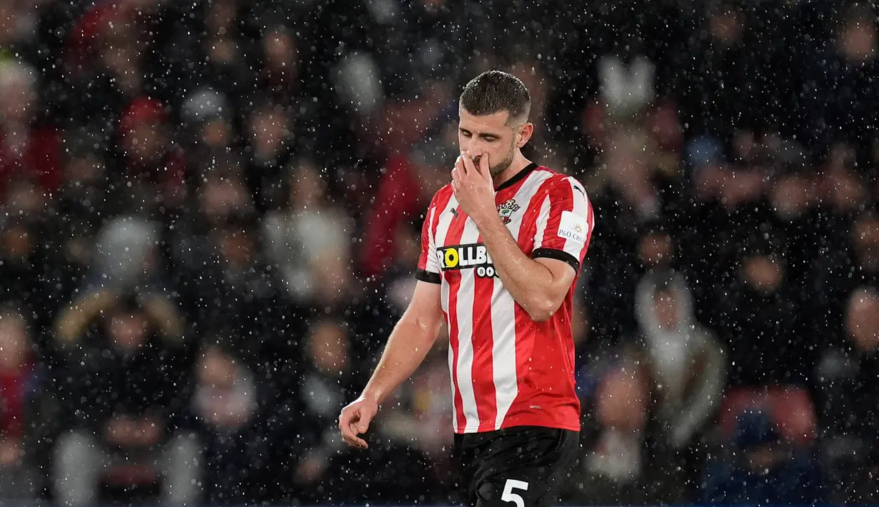 Pemain Southampton, Jack Stephens, tampak lesu setelah ditaklukkan Chelsea pada laga Liga Inggris di St. Mary's Stadium dalam duel lanjutan Premier League 2024/2025. (Andrew Matthews/PA via AP)