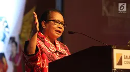 Menteri Pemberdayaan Perempuan dan Perlindungan Anak, Yohana Yembise memberi sambutan saat membuka pameran Katumbiri Expo 2017 di JCC, Jakarta, Rabu (6/12). Acara ini juga diselenggarakan untuk memperingati Hari Ibu. (Liputan6.com/Angga Yuniar)