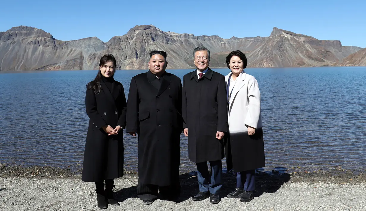 Presiden Korea Selatan Moon Jae-in (dua kanan) dan sang istri Kim Jung-sook (kanan) foto bersama Pemimpin Korea Utara Kim Jong-un (dua kiri) dan sang istri Ri Sol Ju (kiri) di Gunung Paektu, Korea Utara, Kamis (20/9). (Pyongyang Press Corps Pool via AP)