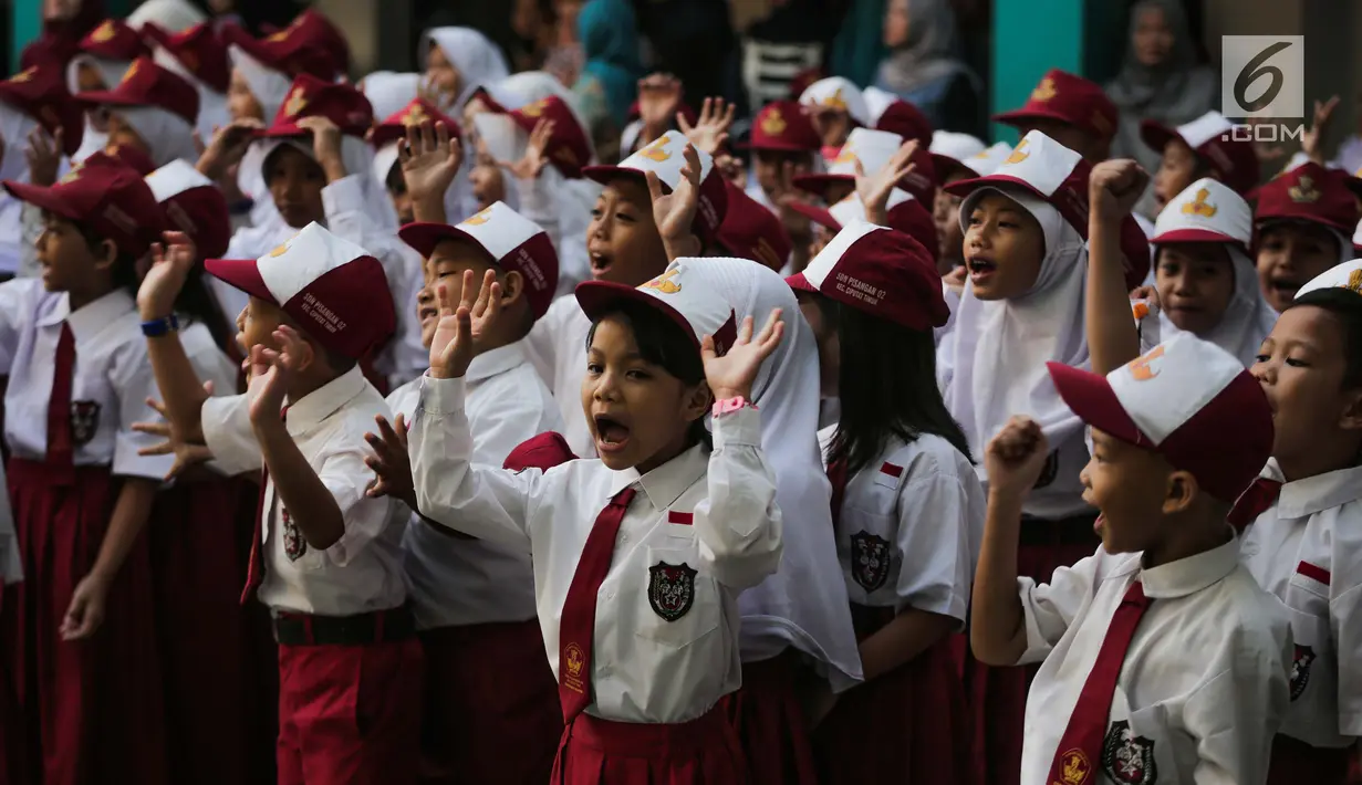 Antusias murid mengikuti upacara bendera pada hari pertama sekolah di SDN Pisangan 02, Ciputat, Tangerang Selatan, Senin (15/7/2019). Senin, 15 Juli 2019 merupakan hari pertama masuk sekolah tahun ajaran 2019/2020 usai libur panjang. (Liputan6.com/Faizal Fanani)