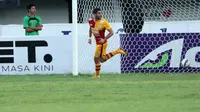 Gelandang Arema Cronus, Srdan Lopicic mencetak gol ke gawang Persib pada laga terakhir Bali Island Cup 2016, Selasa (23/2/2016). (Bola.com/Peksi Cahyo)