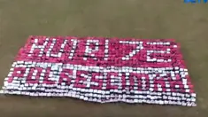 Mereka mengenakan ikat kepala bendera merah putih, kemudian membentuk koreografi bertuliskan HUT ke-72 RI, stop pelanggaran dan kecelakaan.