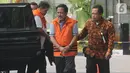 Ketua Komisi III DPRD Provinsi Jambi dari Fraksi Partai Demokrat Zainal Abidin (kiri) dan Direktur Pemasaran PTPN III (Persero) sekaligus merangkap Komisaris Utama PT KPBN, I Kadek Kertha Laksana (kanan) tiba di Gedung KPK, Jakarta, Senin (28/10/2019). (merdeka.com/Dwi Narwoko)