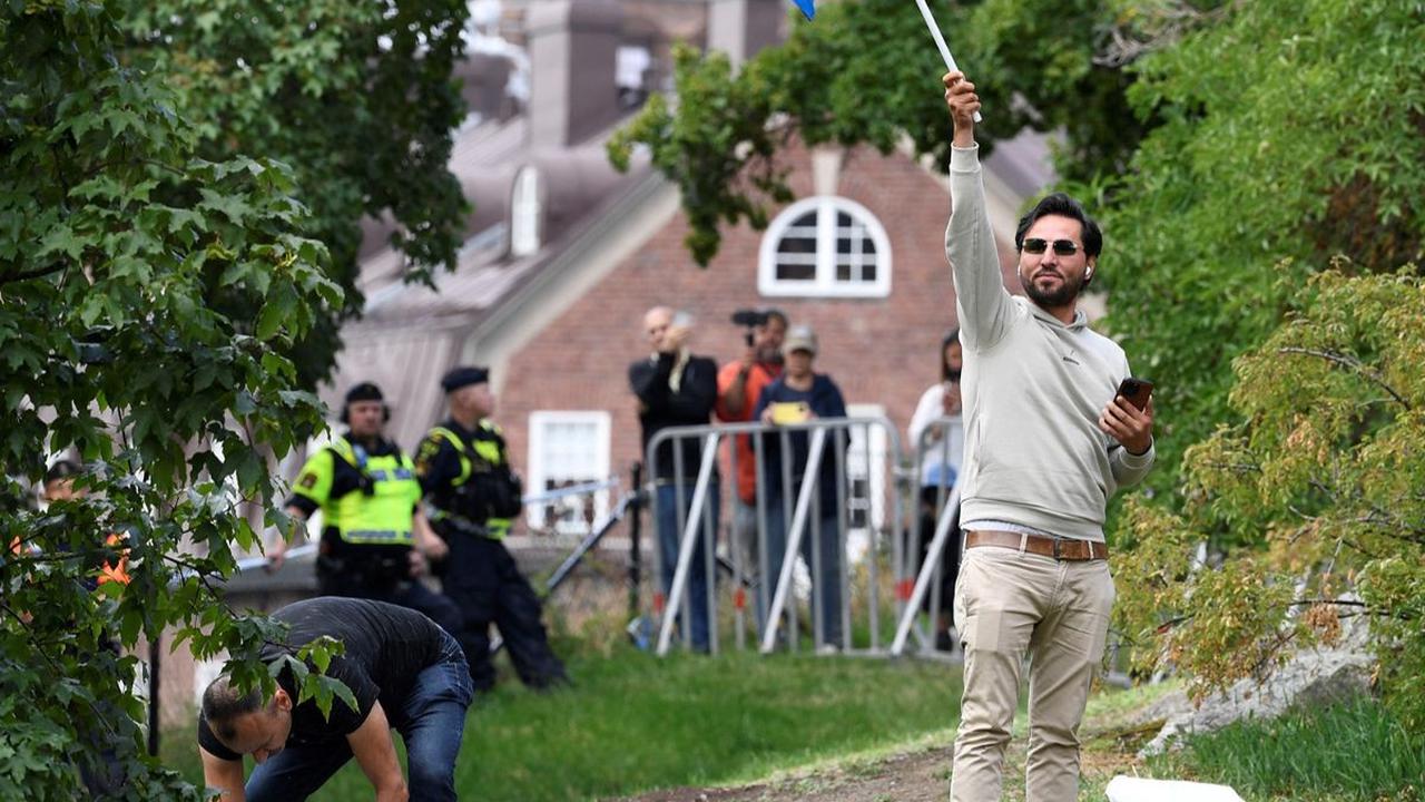 Salwan Momika, seorang pria yang membakar Alquran di depan masjid Stockholm, Swedia, ketika perayaan Iduladha  pada Juni 2023 lalu, kembali berulah. 

Dia menggelar protes dengan menistakan kitab suci Alquran di depan Kedubes Irak, Stockholm, pada Kamis