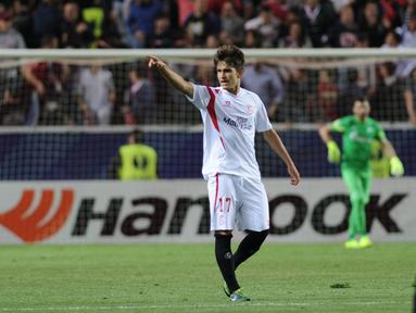 Gelandang Sevilla Denis Suarez merayakan golnya saat mengalahkan Zenit