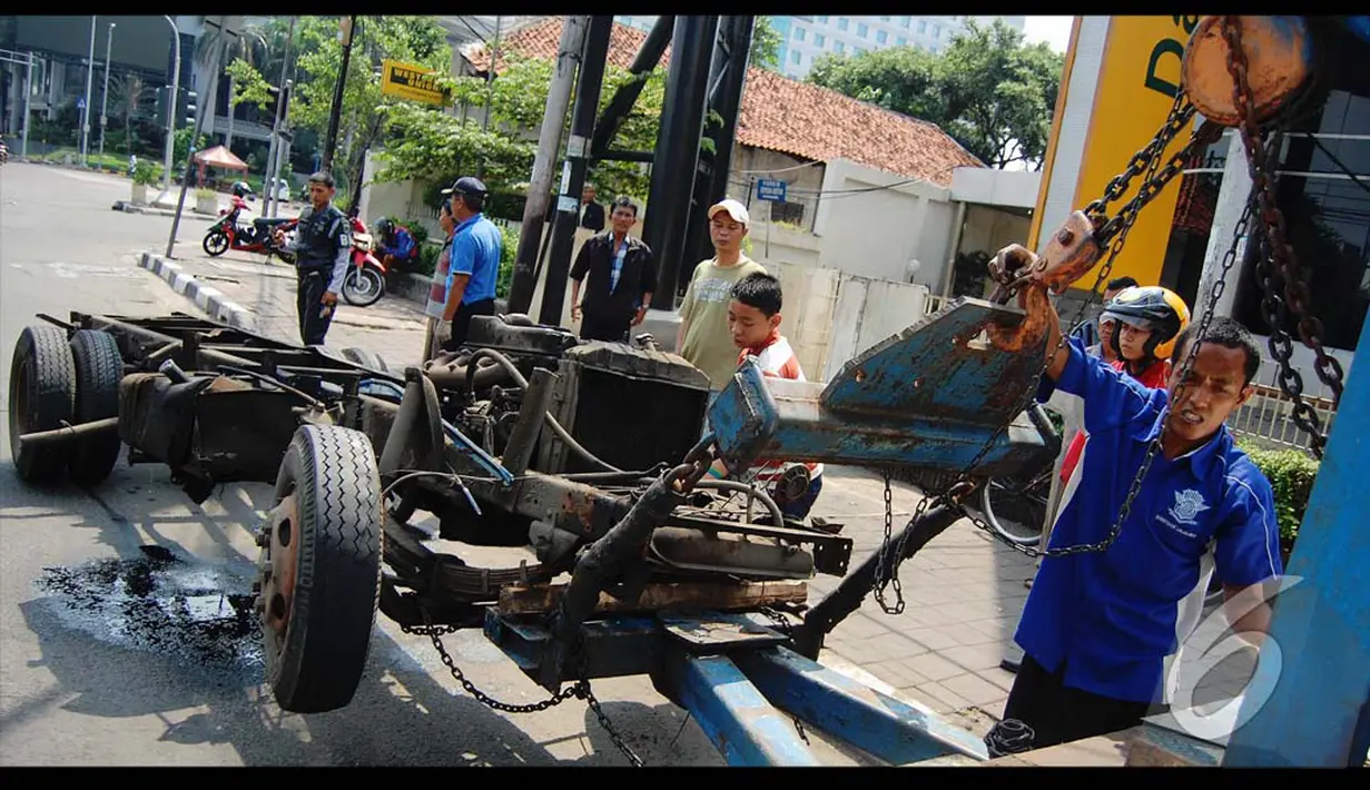 Kejadian tersebut bermula ketika bus Kopami B 7065 MP menerobos lampu merah dari Jalan Saman Hudi Pasar Baru yang mengarah ke Senen. Sementara busway yang tengah melaju tidak dapat menghindari Kopami yang melintang di jalurnya (Liputan6.com/Faizal Fanani)