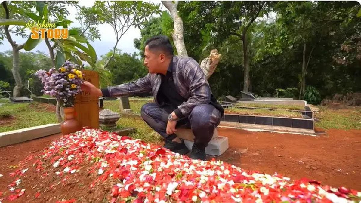 6 Potret Irfan Hakim Ziarah ke Makam Mpok Alpa, Ungkap Perasaan Haru