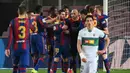 Para pemain Barcelona merayakan gol pertama ke gawang Elche yang dicetak striker Lionel Messi (tengah) dalam laga lanjutan Liga Spanyol 2020/21 pekan ke-24 di Camp Nou Stadium, Barcelona, Rabu (24/2/2021). Barcelona menang 3-0 atas Elche. (AFP/Lluis Gene)