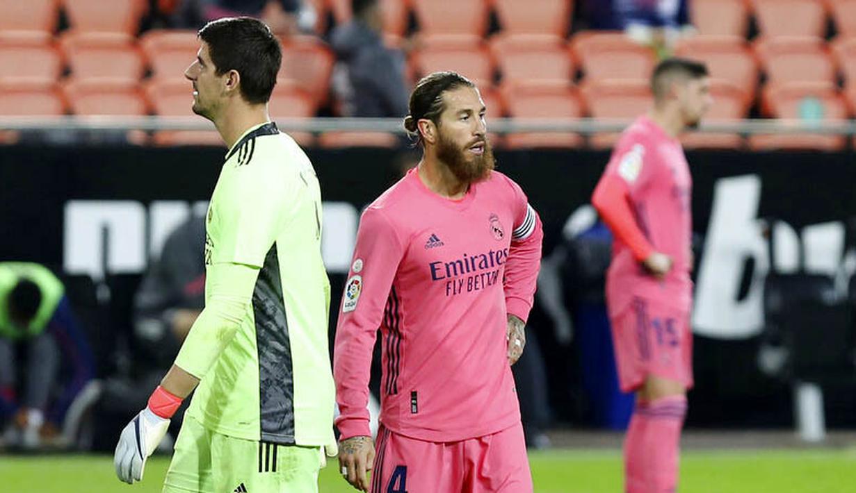 Para pemain Real Madrid tampak kecewa usai ditaklukkan Valencia pada laga Liga Spanyol di Stadion Mestalla, Minggu (8/11/2020). Valencia menang dengan skor 4-1. (AP/Alberto Saiz)