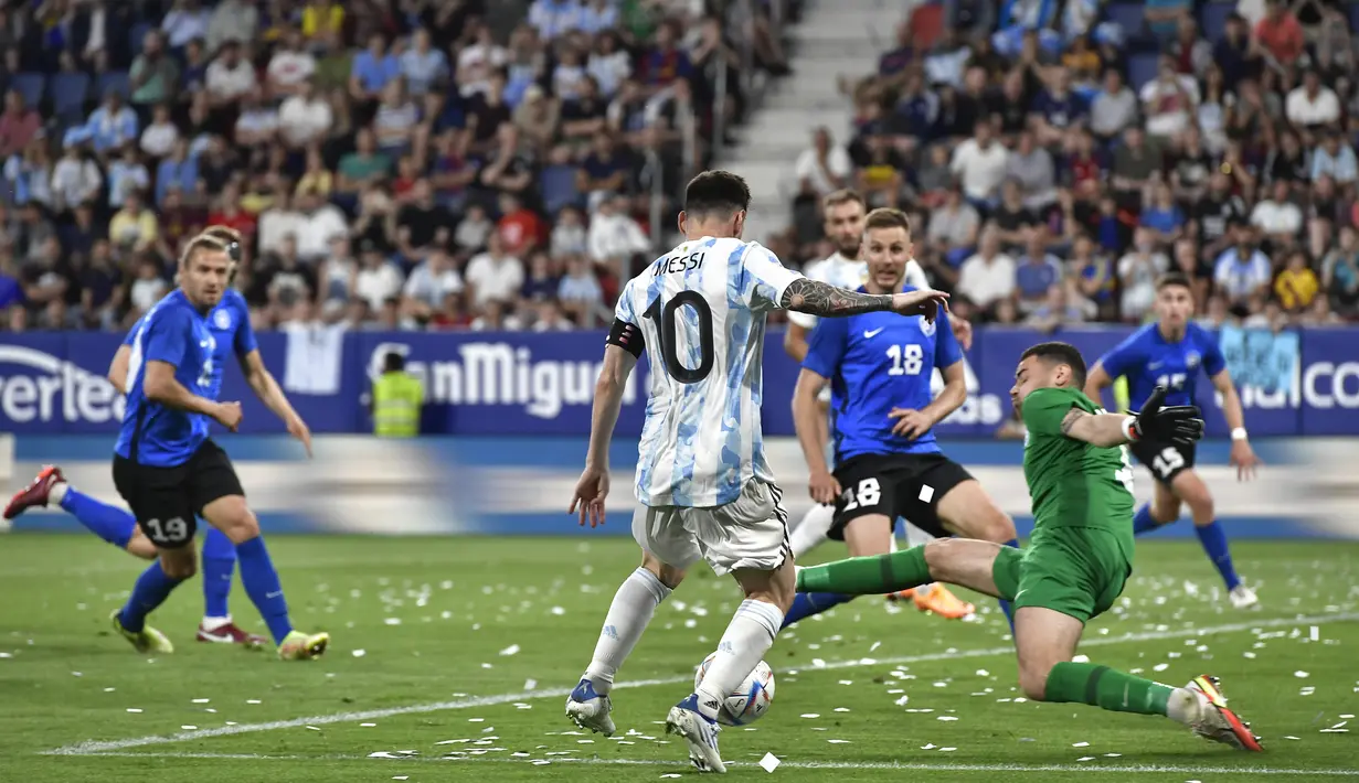 <p>Penyerang Argentina, Lionel Messi berusaha memasukan bola saat bertanding melawan Estonia pada pertandingan persahabatan di stadion El Sadar di Pamplona, Spanyol utara, Senin (6/6/2022). Messi mencetak lima gol dan mengantar Argentina menang besar atas Estonia 5-0. (AP Photo/Alvaro Barrientos)</p>