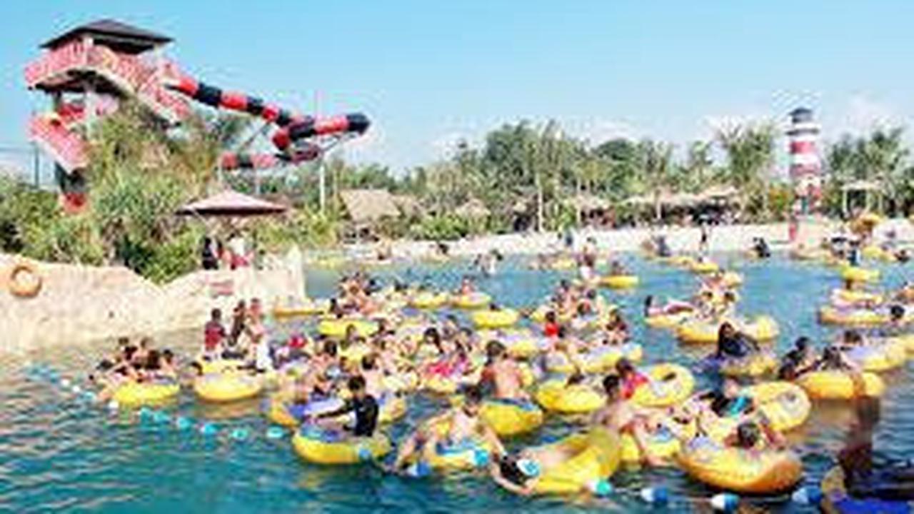 Bukan hanya berenang dan bermain air, para pengunjung diketahui dapat menikmati pemandangan taman yang dipenuhi pepohonan dan taman tematik.