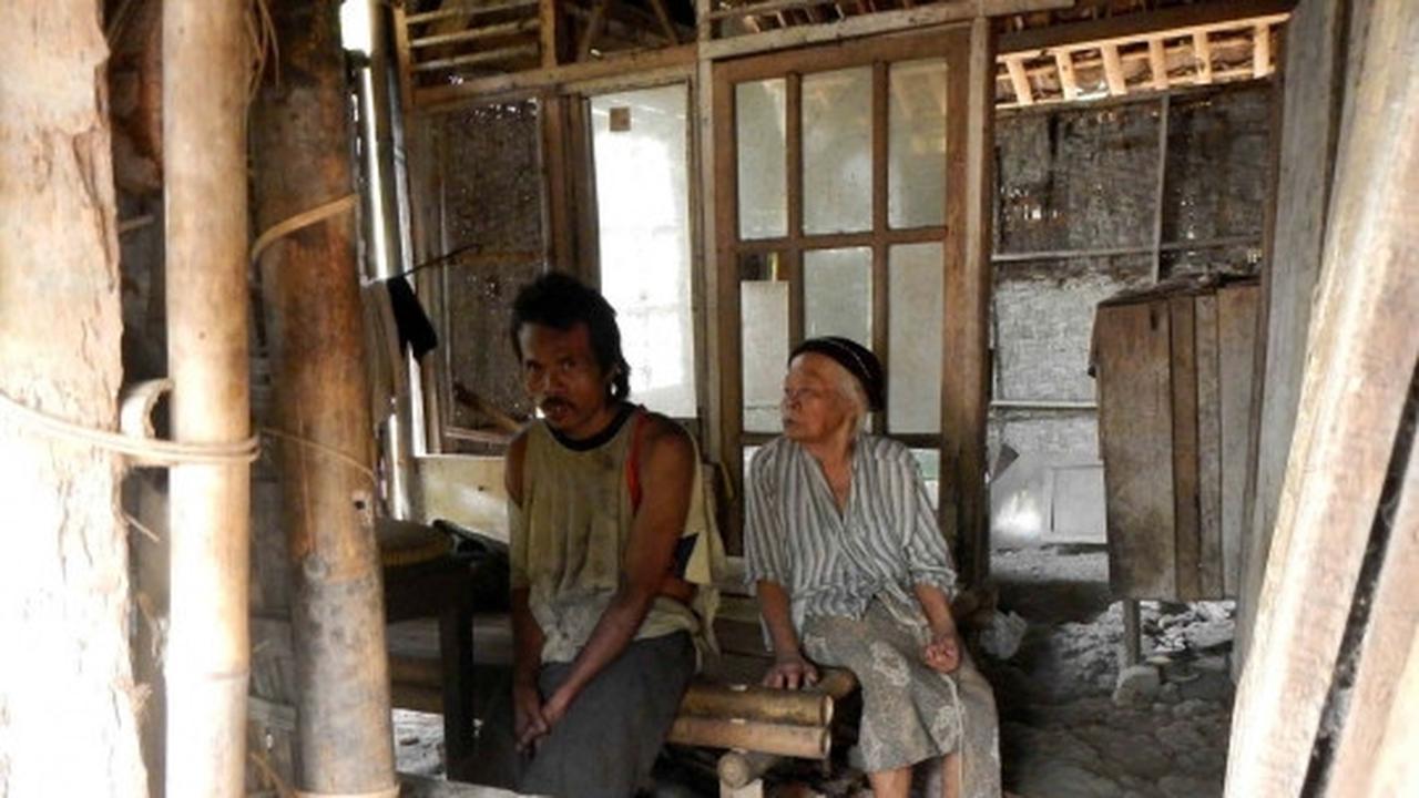 Meratapi hidup nenek renta rawat anak gangguan jiwa di gubuk reot