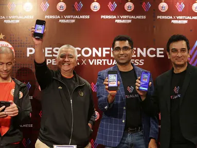 (kiri ke kanan) Direktur Komersial Persija Jakarta Sebastien Leclerc, Direktur Utama Persija Jakarta Ambono Janurianto, Founder of Virtualness Saurabh Doshi, dan Head of Media and Sports Partnerships Joyee Biswas menunjukkan NFT Persija Jakarta saat konferensi pers Persija X Virtualness di Persija Store, Plaza Festival, Kuningan, Jakarta, Kamis (27/07/2023). (Bola.com/Bagaskara Lazuardi)