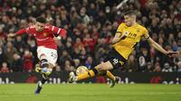 Pemain Wolverhampton Wanderers Conor Coady memblok tembakan Jadon Sancho dari Manchester United dalam pertandingan Liga Inggris di Old Trafford, Selasa (4/1/2022) dini hari WIB. (AP Photo / Dave Thompson)
