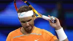 Petenis Spanyol, Rafael Nadal, tampak kecewa usai ditaklukkan petenis Amerika Serikat, Mackenzie McDonald, pada Australian Open 2023 di Melbourne Park, Rabu (18/1/2023). Nadal kalah 6-4, 6-4, 7-5 dari Mackenzie. (AP Photo/Asanka Brendon Ratnayake)