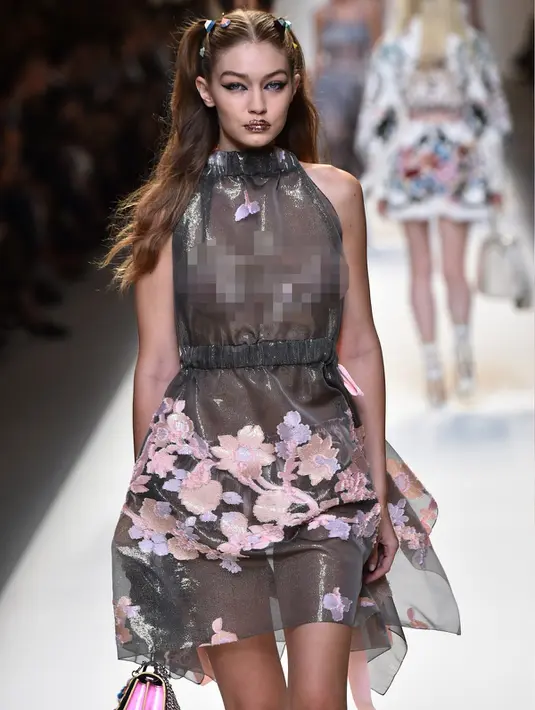 Supermodel Gigi Hadid berjalan di atas catwalk saat memperagakan busana karya rumah mode Fendi Spring/Summer 2017 di Milan, Italia, (21/9). Gigi Hadid tampak seksi dengan busana transparan. (AFP Photo/Giuseppe Cacace)